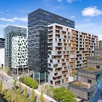 Barcode Luxurious Apartment, Prime Location Appartement